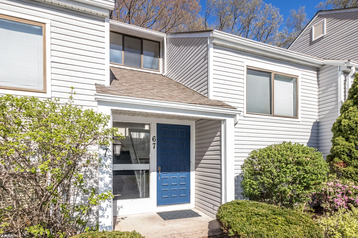 Greenwich Real Estate | View 67 Brookwood Drive, Apt B | 2 Beds, 1 Bath