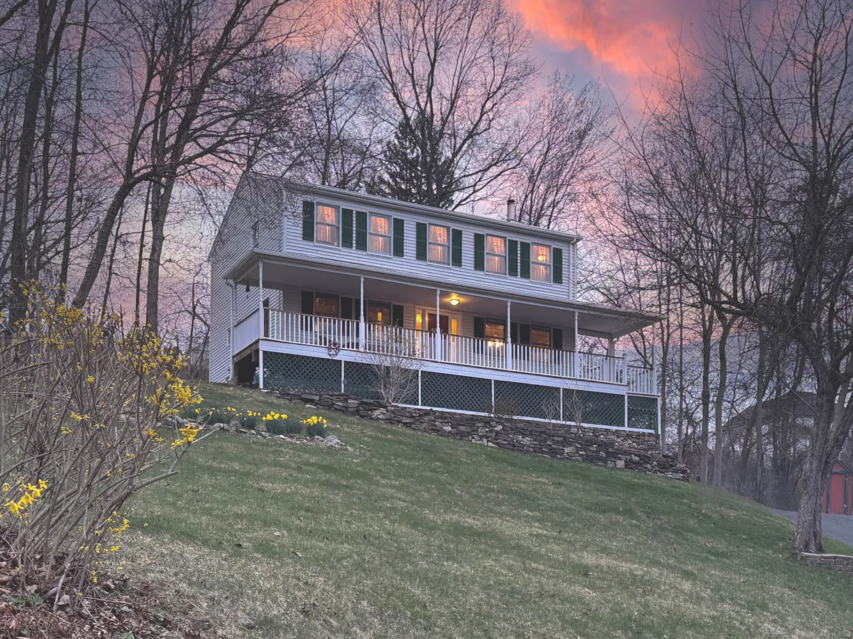 Greenwich Real Estate | View 23 Candlewood Common | 3 Beds, 2 Baths