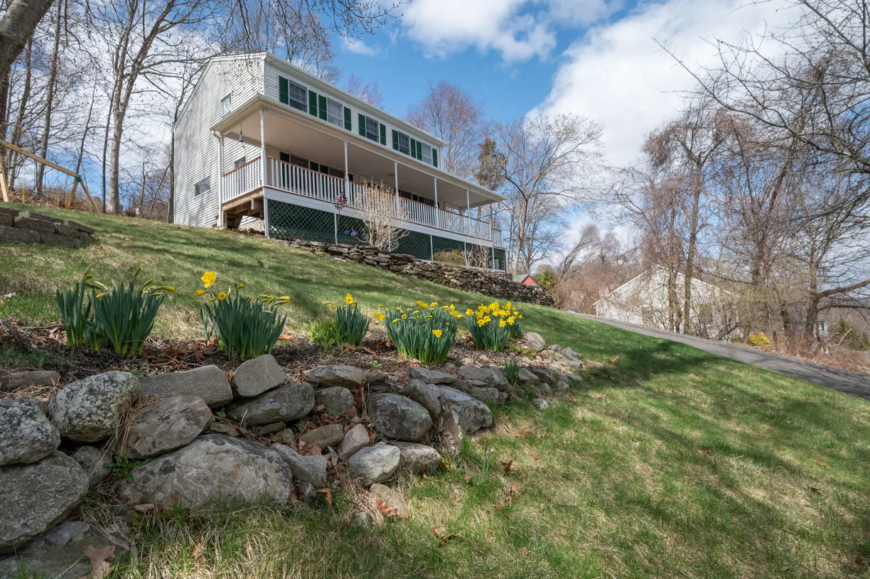Greenwich Real Estate | View 23 Candlewood Common | Listing