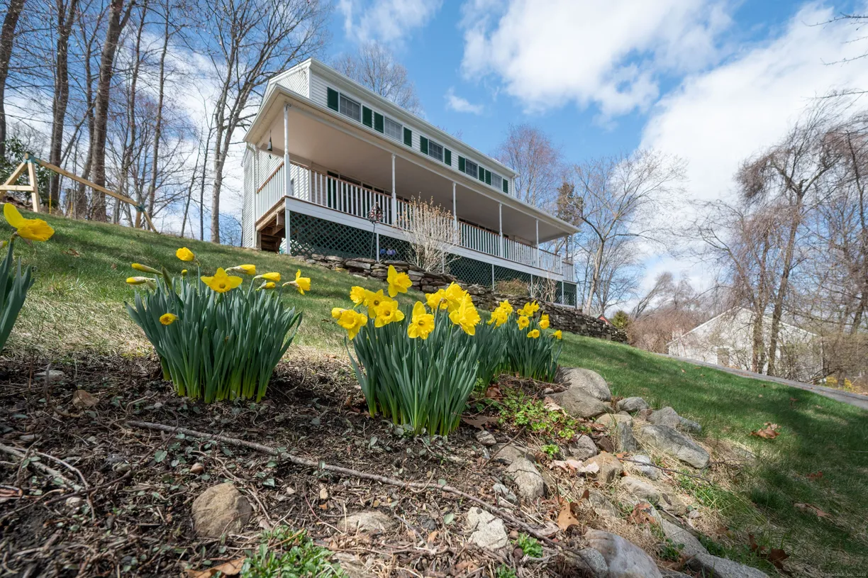 Greenwich Real Estate | View 23 Candlewood Common | Listing