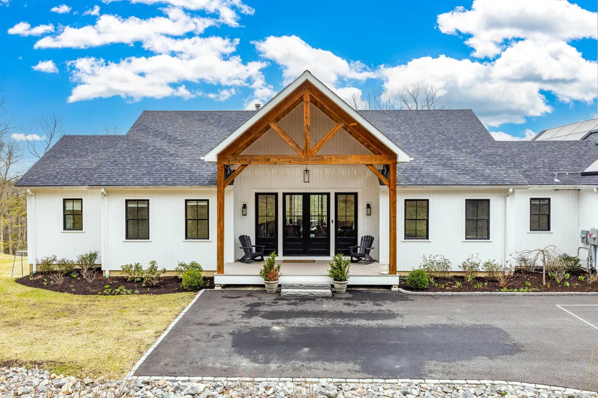 Greenwich Real Estate | View 42 Pond Ridge Road | 5 Beds, 3 Baths