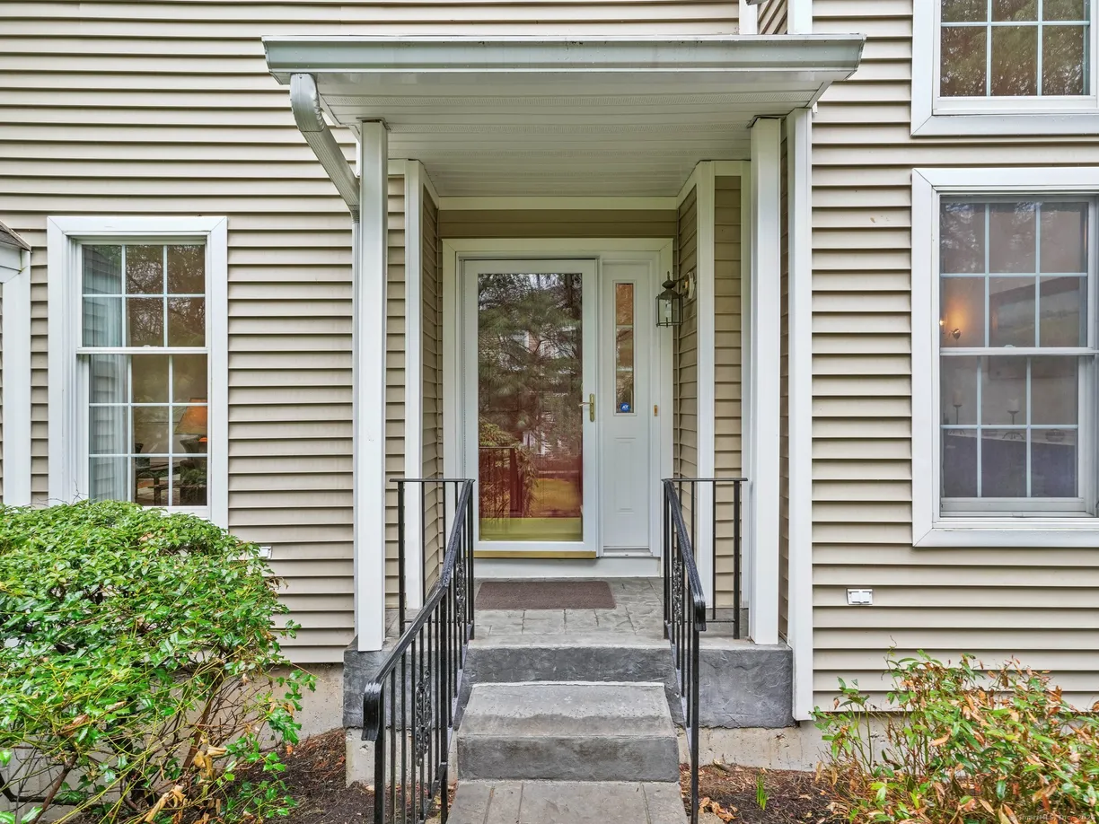Greenwich Real Estate | View 15 Regency Circle, 15 | 3 Beds, 3 Baths