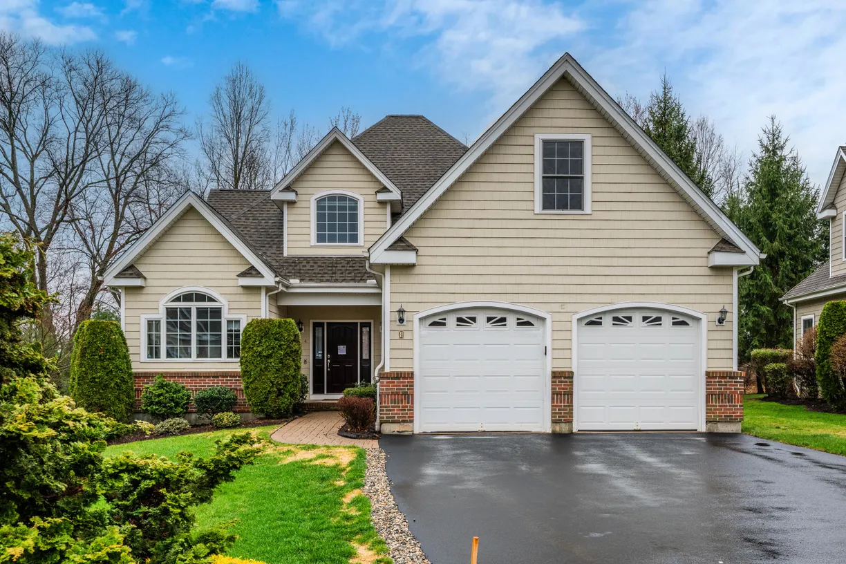 Greenwich Real Estate | View 4 Avery Road, 4 | 3 Beds, 2 Baths