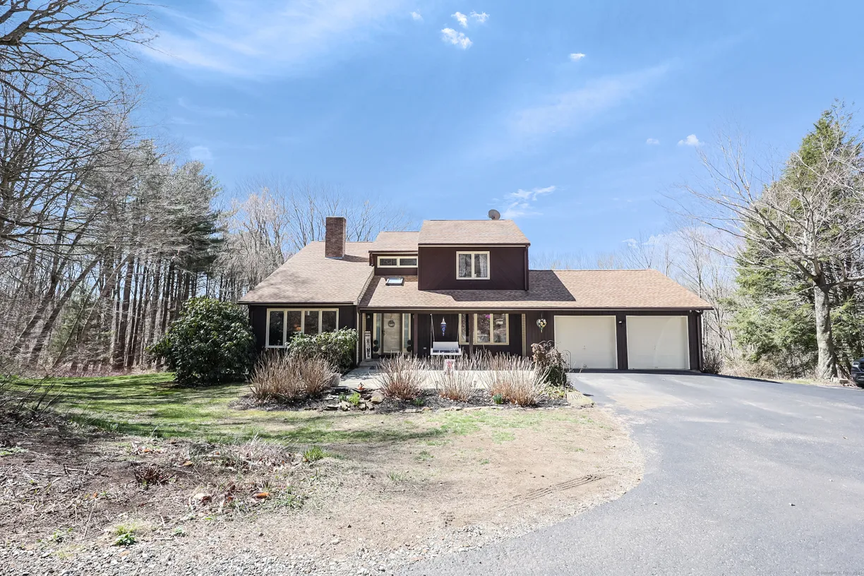Greenwich Real Estate | View 106 Meeting House Hill Road | 3 Beds, 2 Baths