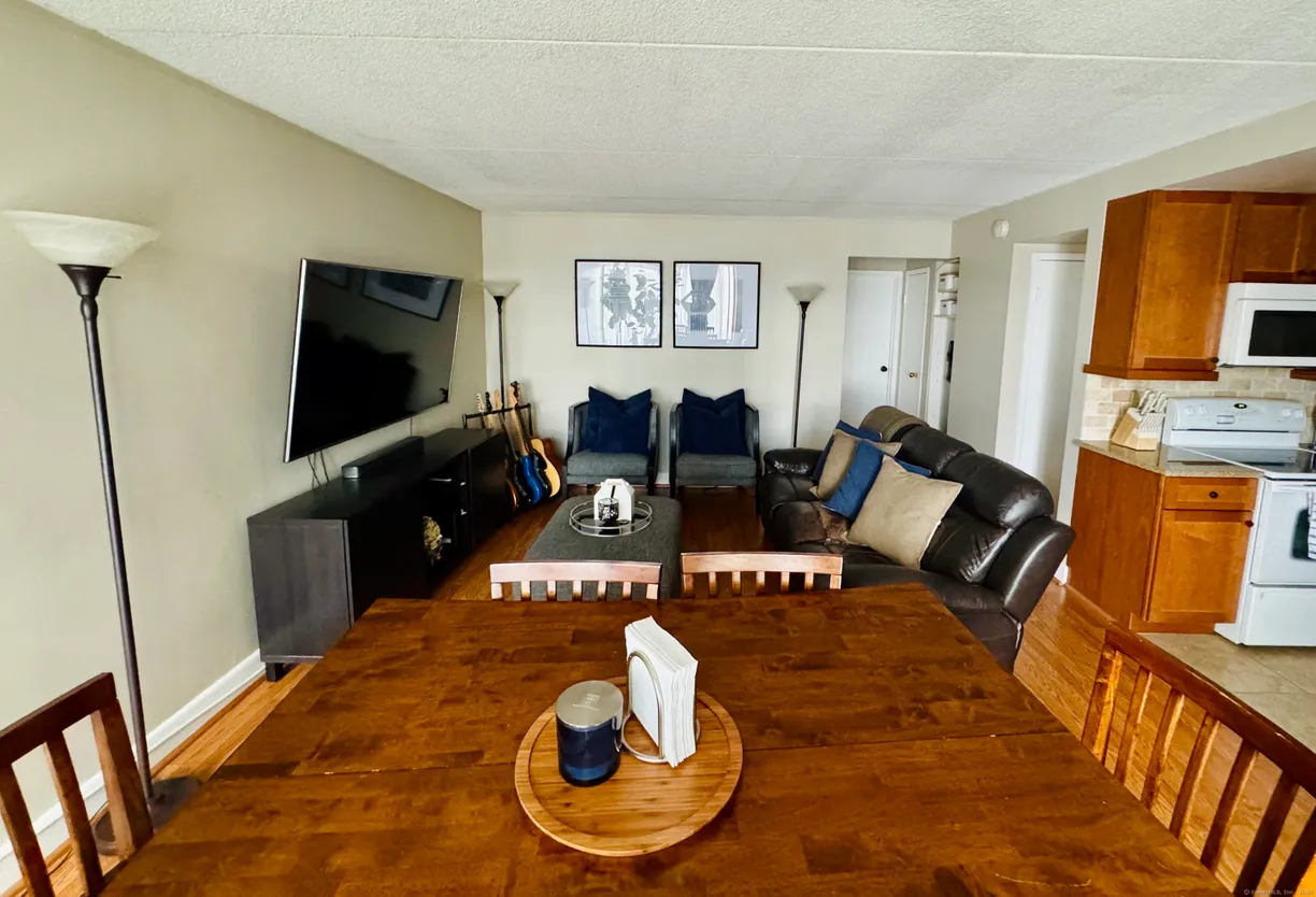 Greenwich Real Estate | View 60 Strawberry Hill Avenue, 918 | 2 Beds, 2 Baths