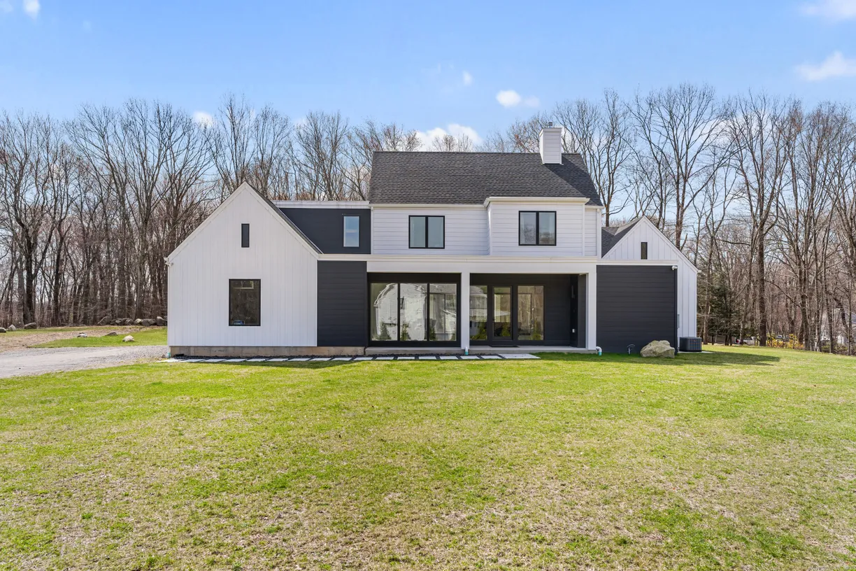 Greenwich Real Estate | View 17 Fullin Lane | 4 Beds, 3 Baths