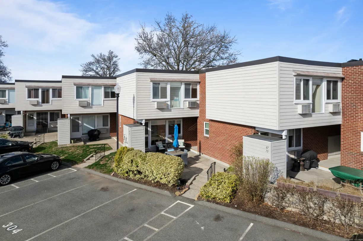 Greenwich Real Estate | View 86 West Walk, 86 | 2 Beds, 1 Bath