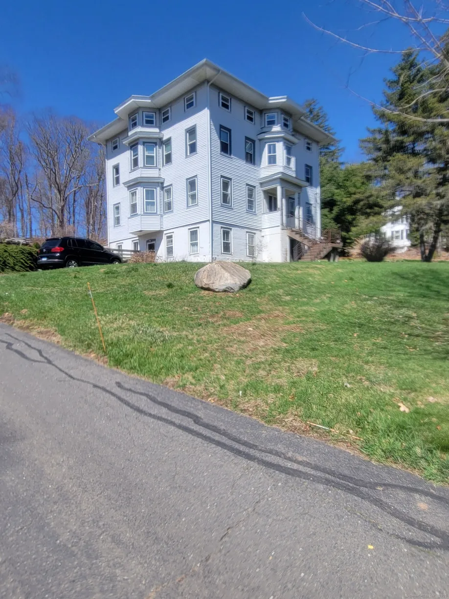 Greenwich Real Estate | View 70 Skinner Street, 1 | 2 Beds, 2 Baths