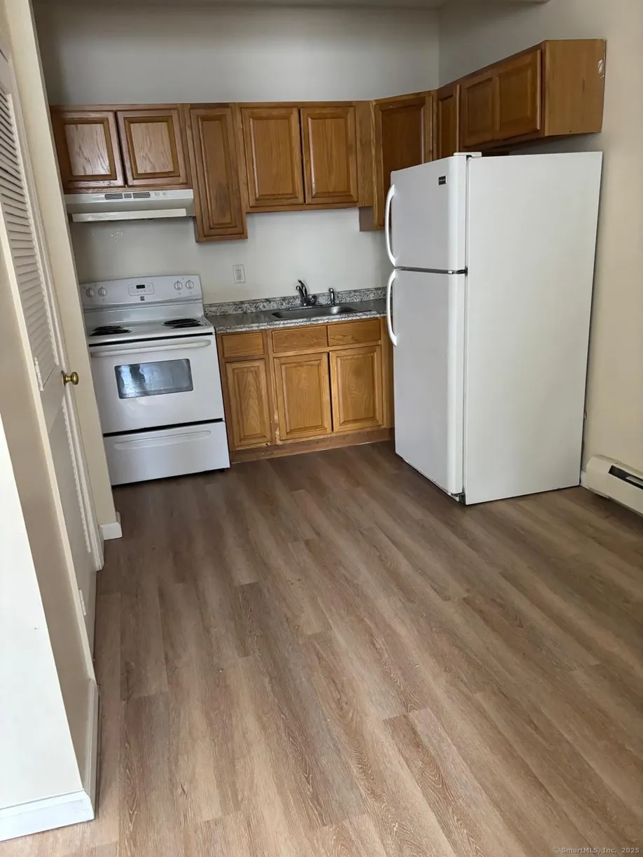 Greenwich Real Estate | View 1057 East Main Street, 8 | 2 Beds, 1 Bath