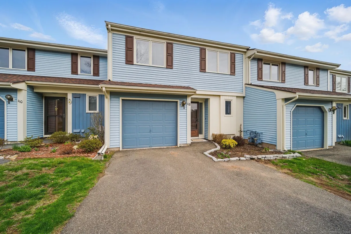 Greenwich Real Estate | View 108 Copper Beech Drive, 108 | 2 Beds, 1 Bath