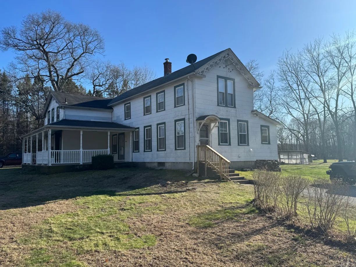 Greenwich Real Estate | View 19A Cottage Road | 3 Beds, 1 Bath
