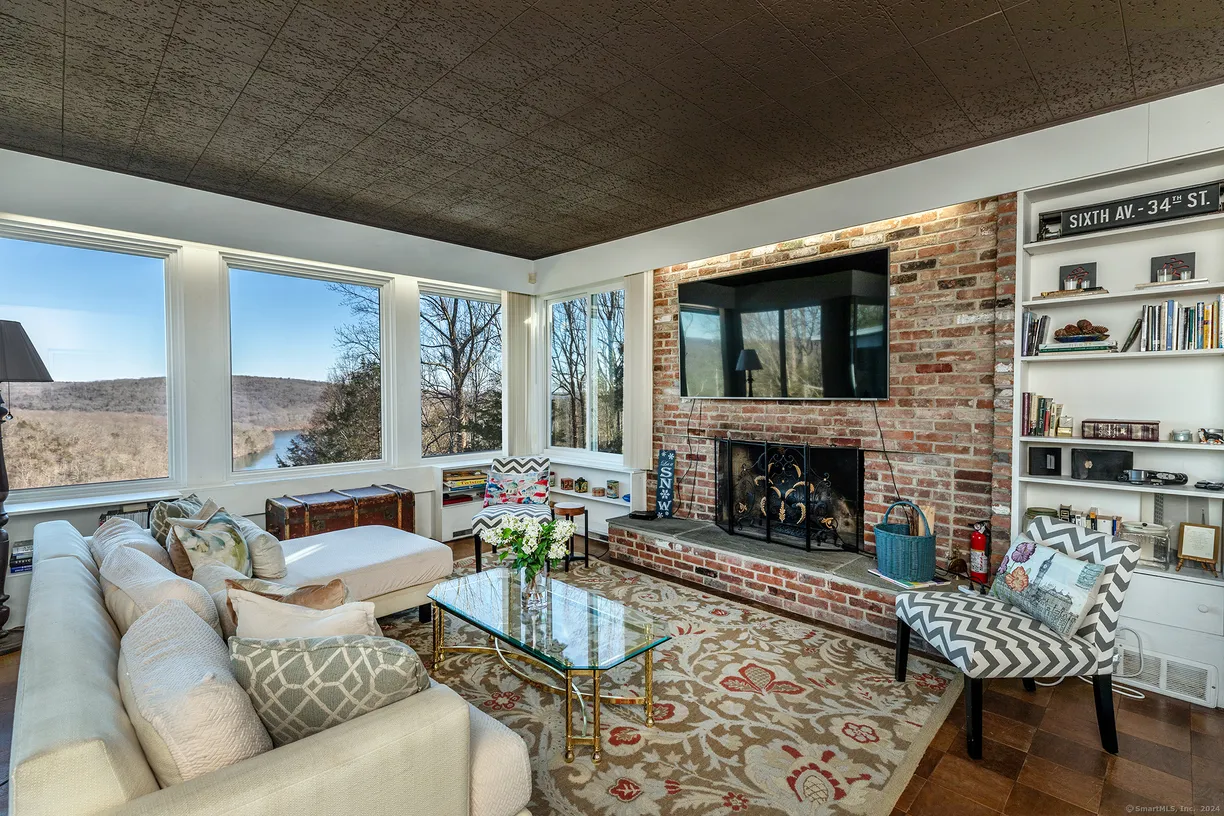 Greenwich Real Estate | View 18 Elizabeth Lane | 4 Beds, 2 Baths