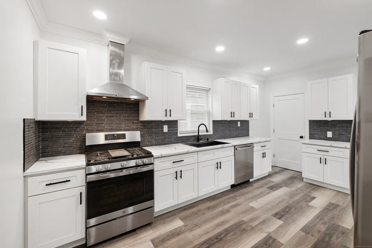 Greenwich Real Estate | View 31 Elmcroft Road, 1 | 2 Beds, 1 Bath