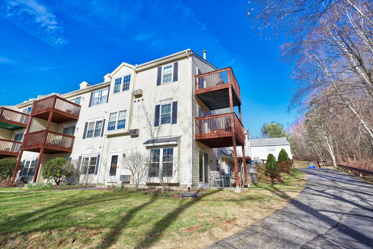 Greenwich Real Estate | View 144 Spyglass Court, 144 | 3 Beds, 2 Baths