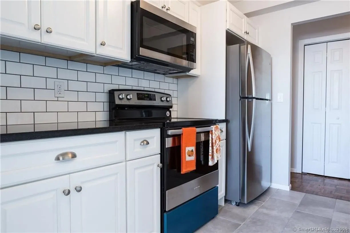 Greenwich Real Estate | View 887 Farmington Avenue, 6J | 2 Beds, 1 Bath