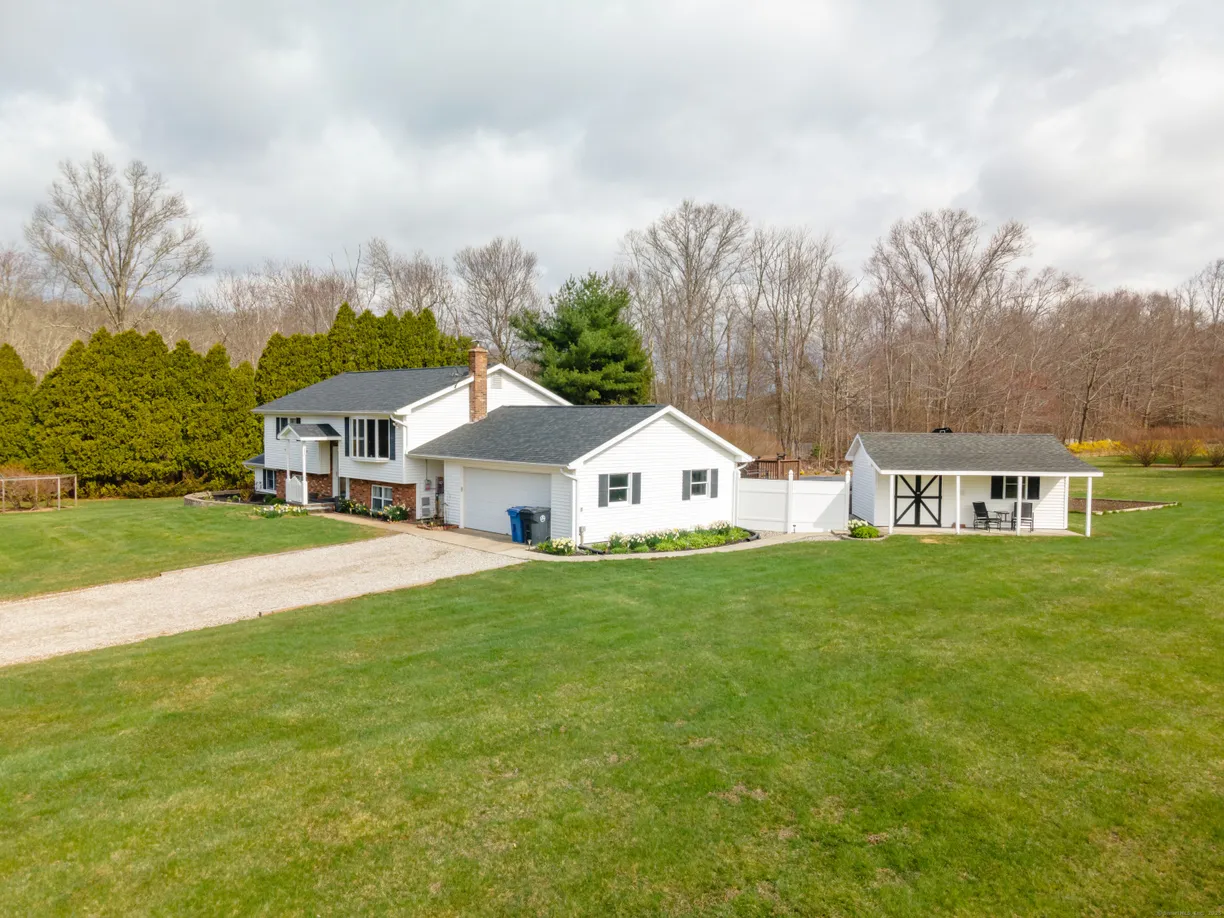 Greenwich Real Estate | View 17 Old Hampton Road | 3 Beds, 2 Baths