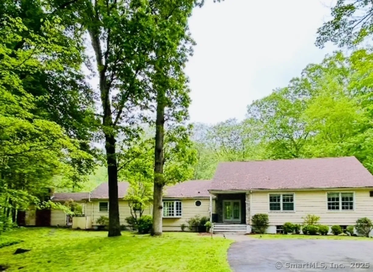 Greenwich Real Estate | View 8 Dundee Road | 4 Beds, 3 Baths