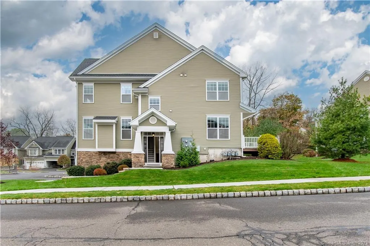 Greenwich Real Estate | View 16 Bristol Terrace, 16 | 3 Beds, 2 Baths