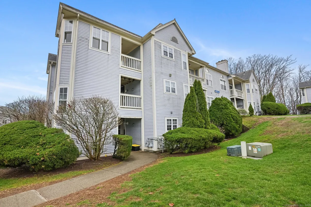 Greenwich Real Estate | View 75 Redwood Drive, 1301 | 2 Beds, 1 Bath