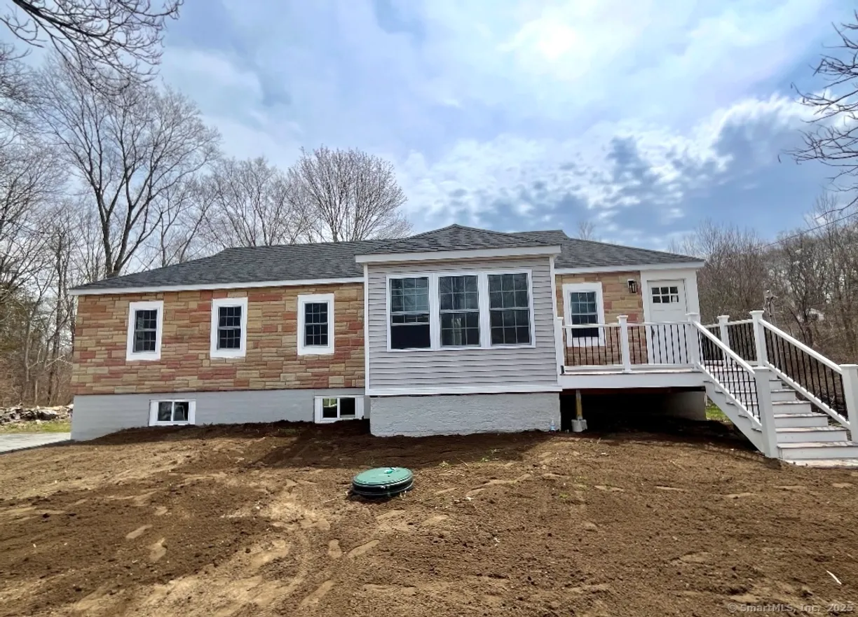 Greenwich Real Estate | View 188 River Road | 2 Beds, 1 Bath