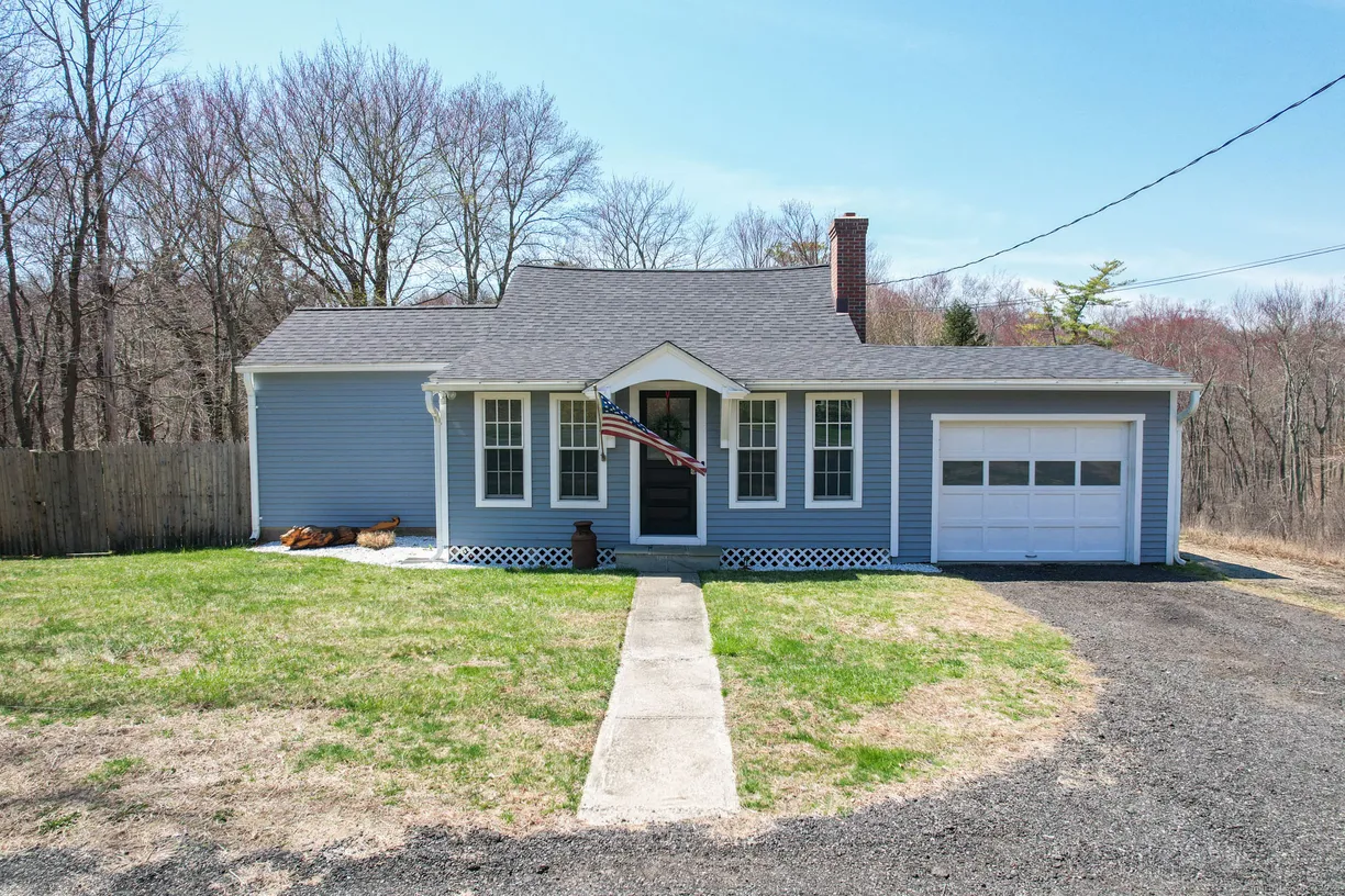 Greenwich Real Estate | View 119 Christian Road | 2 Beds, 1 Bath