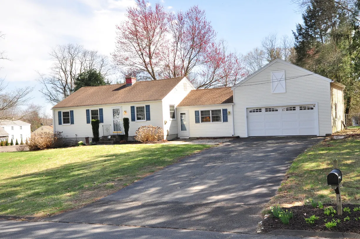 Greenwich Real Estate | View 10 Maplewood Road | 3 Beds, 2 Baths