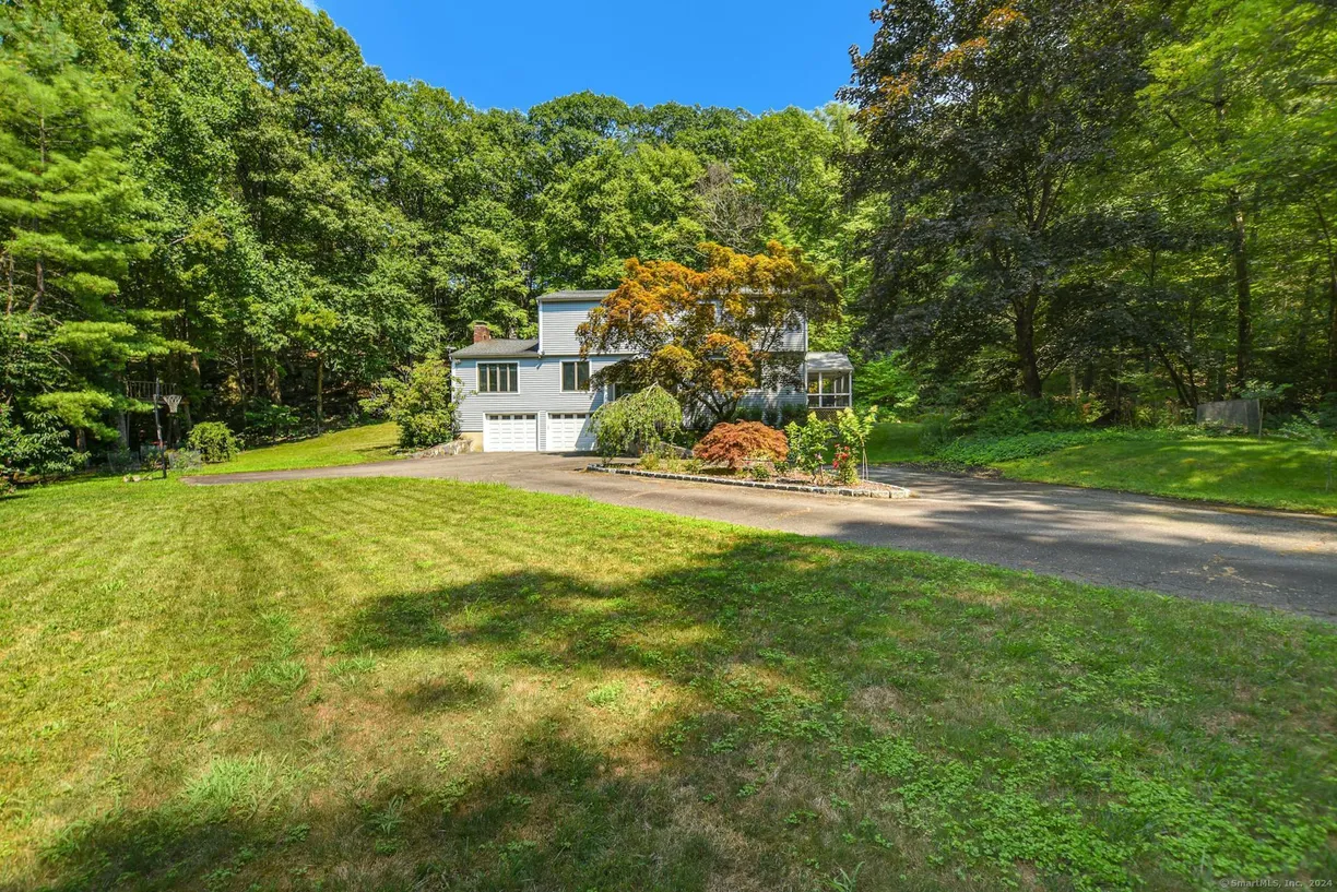 Greenwich Real Estate | View 8 Oak Lane | 4 Beds, 2 Baths