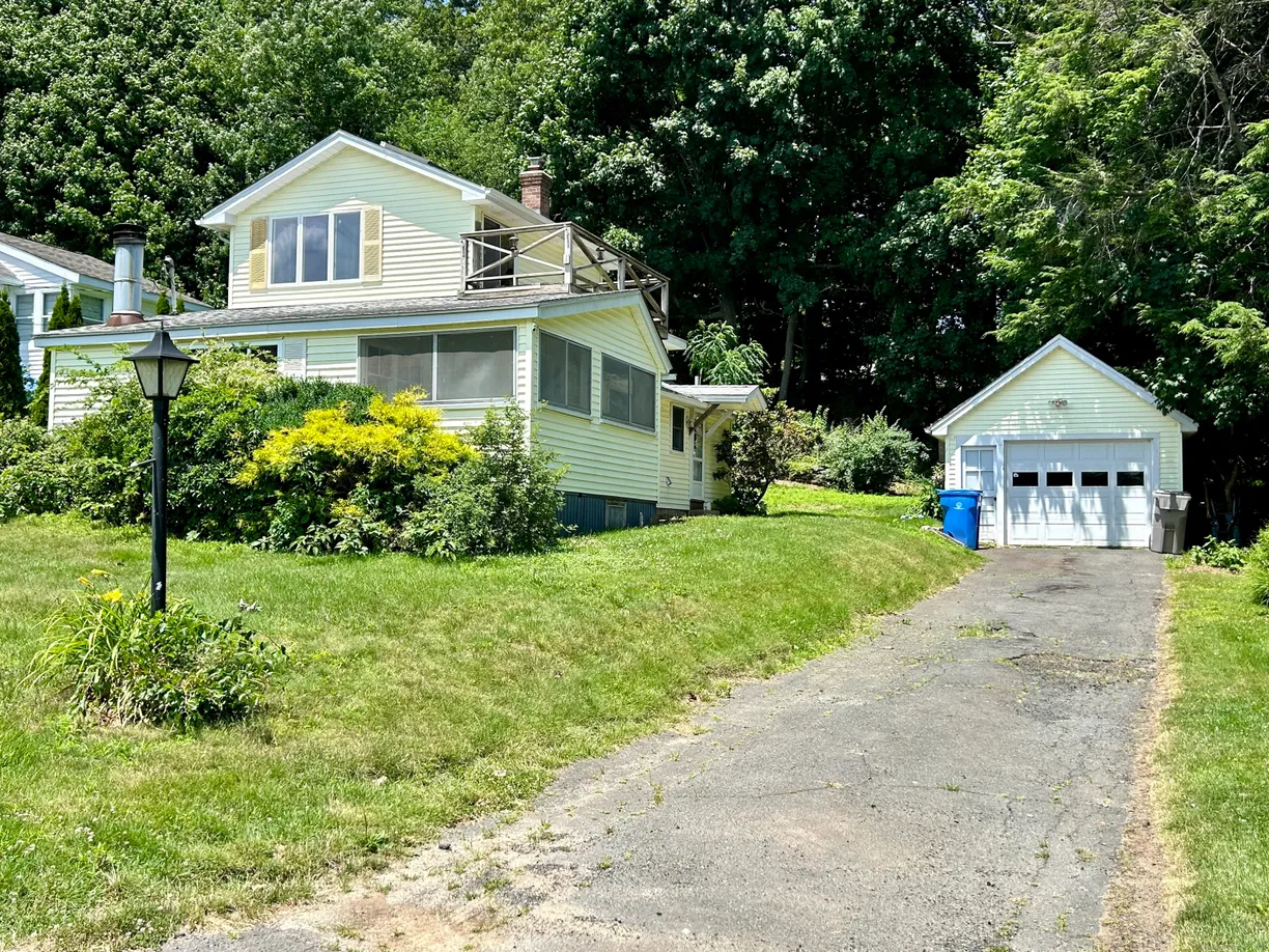 Greenwich Real Estate | View 27 Donovan Court | 1 Bed, 1 Bath