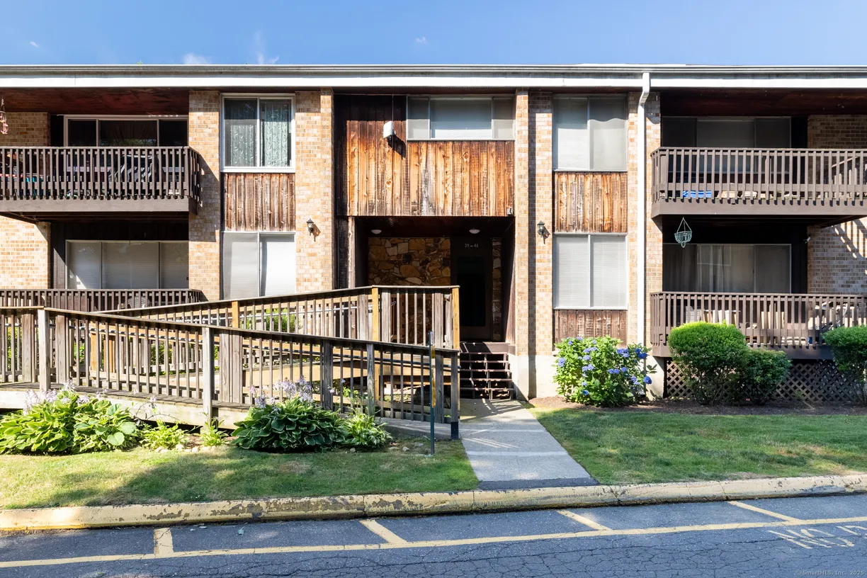 Greenwich Real Estate | View 333 Vincellette Street, 44 | 2 Beds, 1 Bath