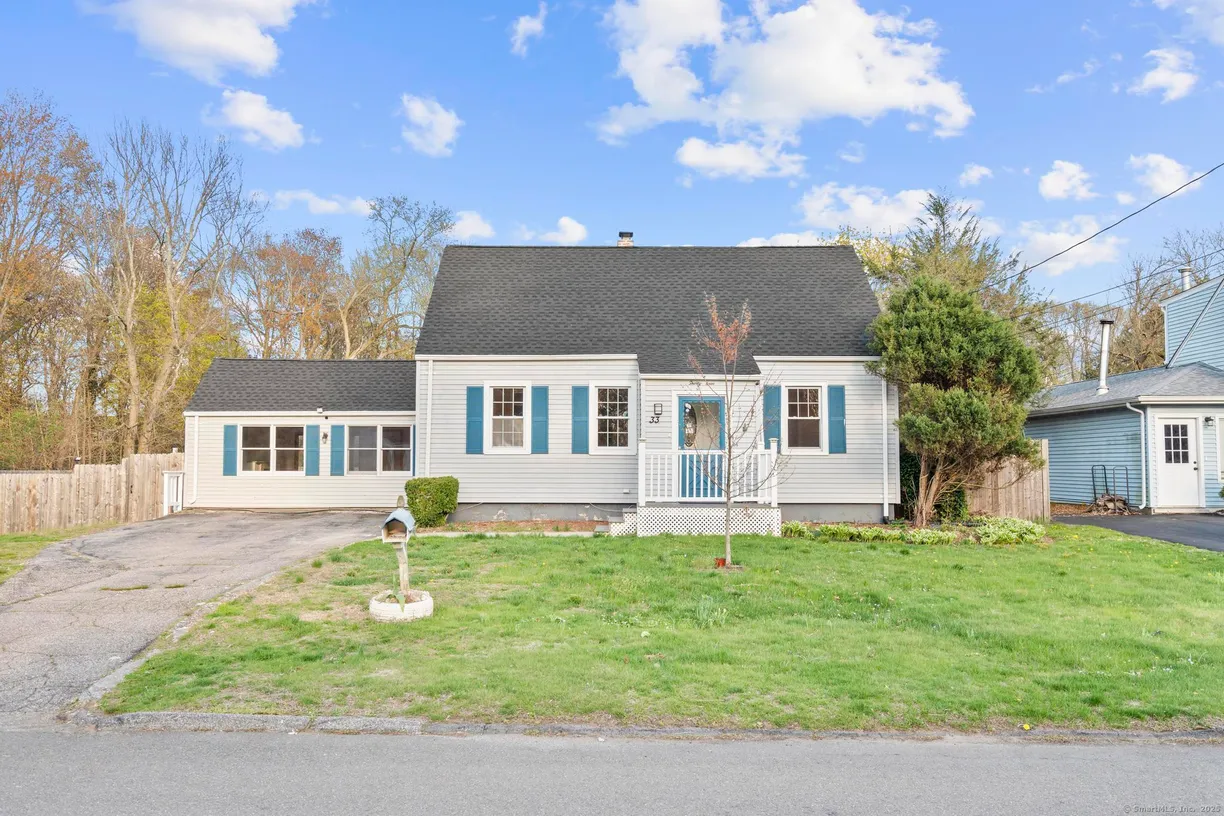 Greenwich Real Estate | View 33 Robbins Court | 4 Beds, 2 Baths