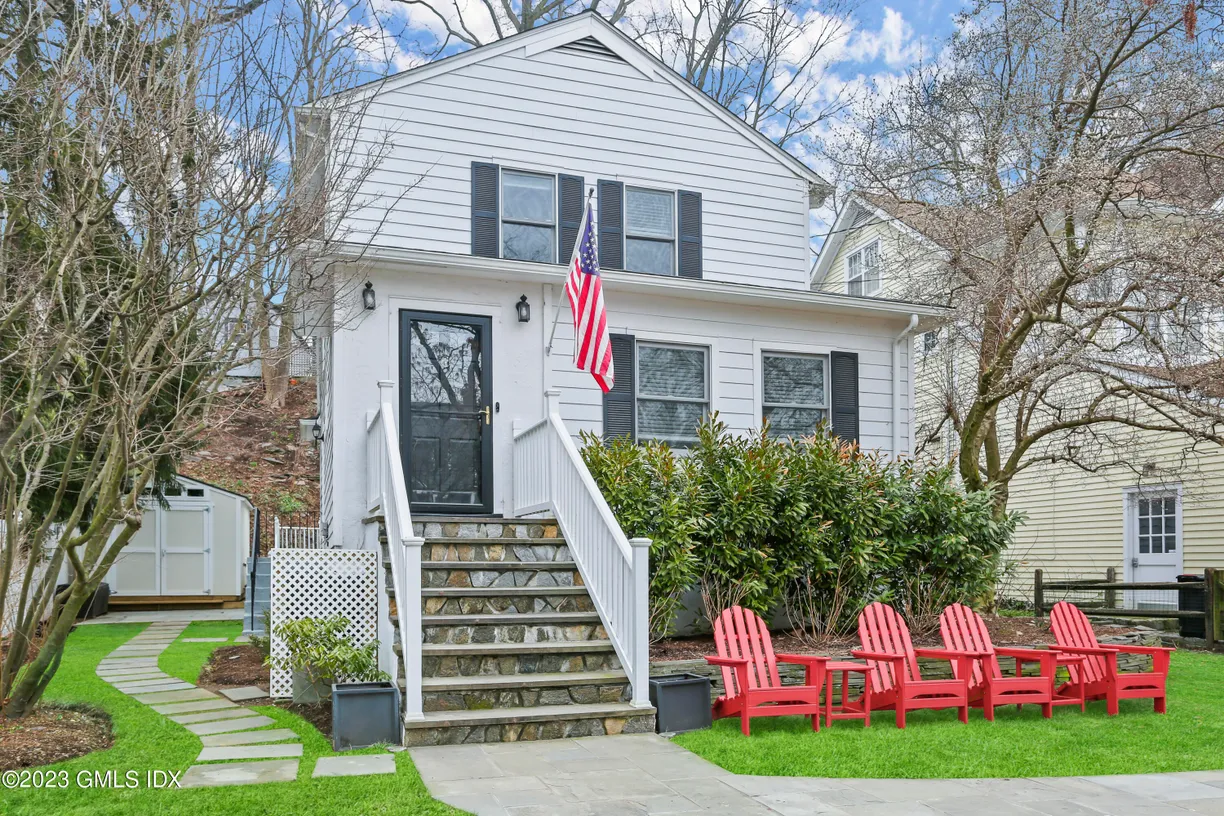 Greenwich Real Estate | View 21 Center | 3 Beds, 2 Baths