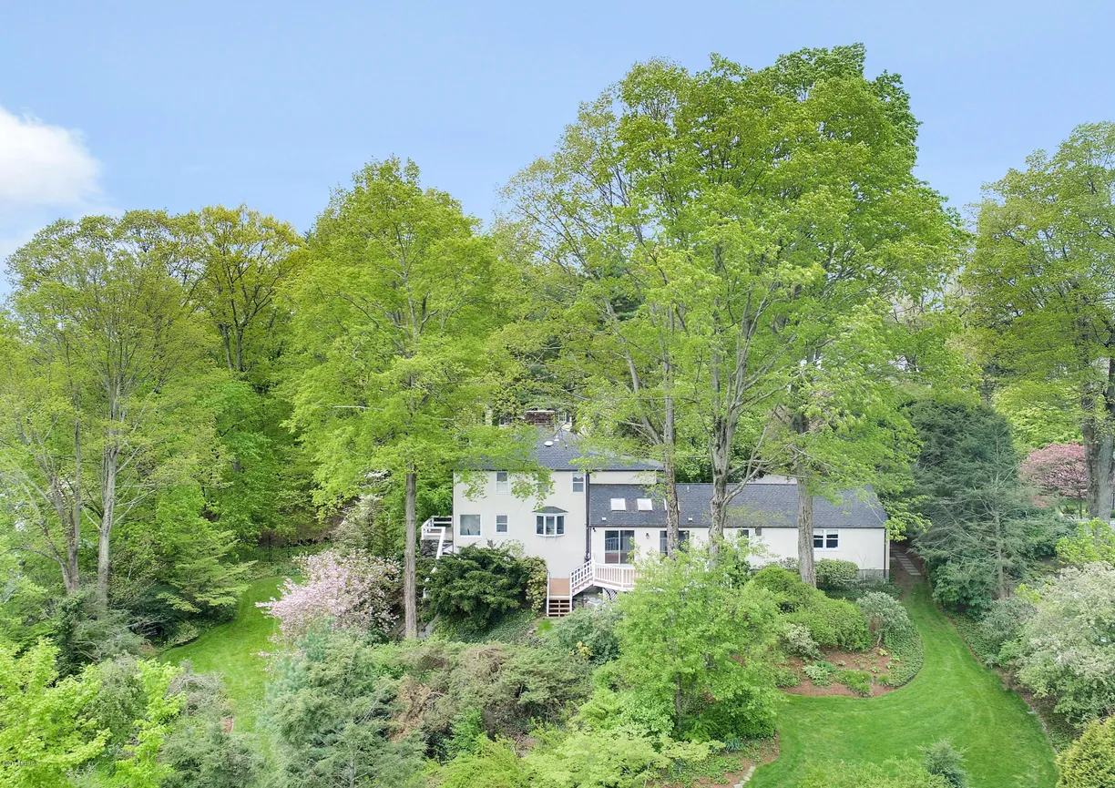 Greenwich Real Estate | View 20 Martin Dale | 5 Beds, 5 Baths