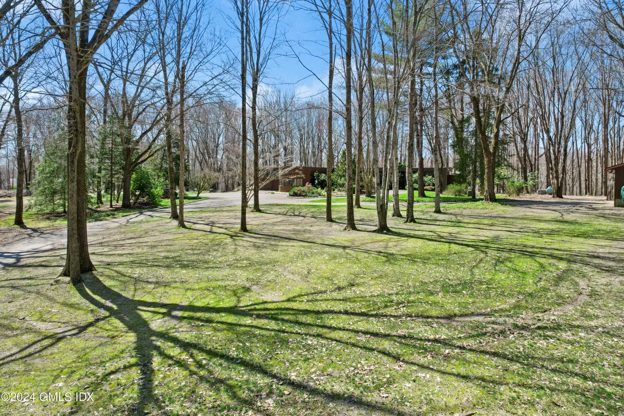 Greenwich Real Estate | View 958 Lake Avenue | 5 Beds, 6 Baths