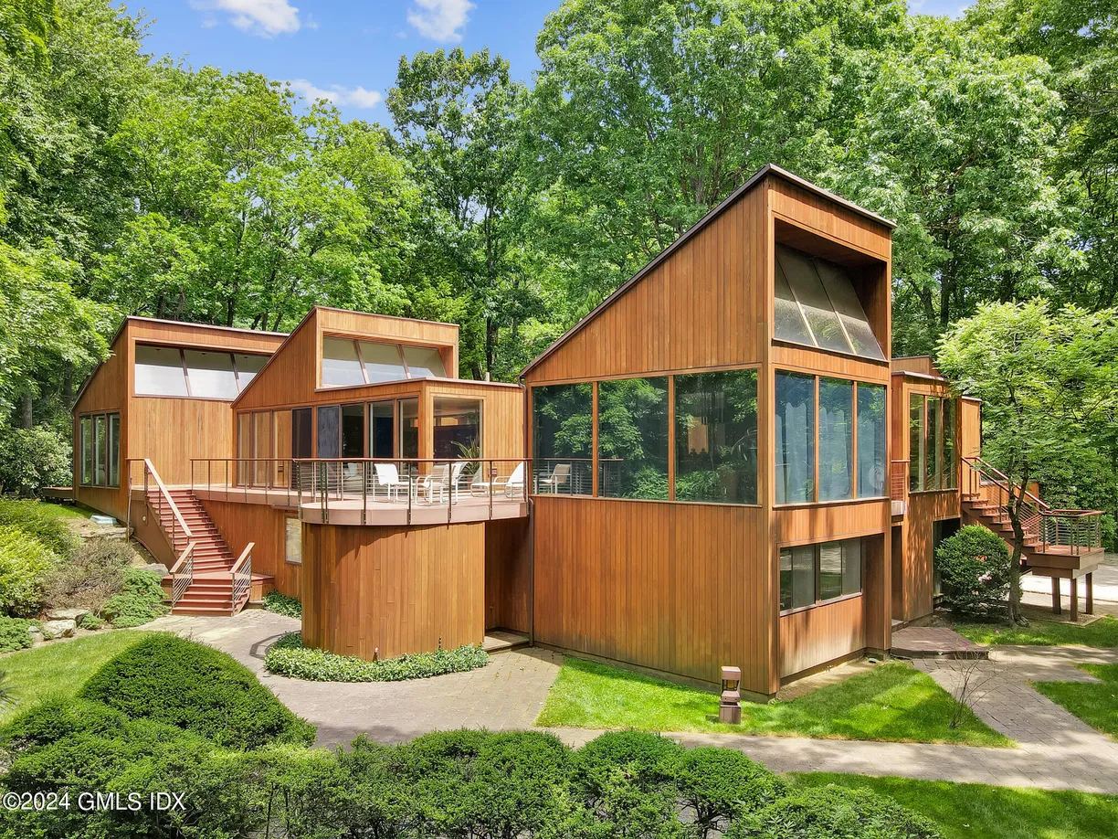Greenwich Real Estate | View 66 Sumner Road | 4 Beds, 5 Baths