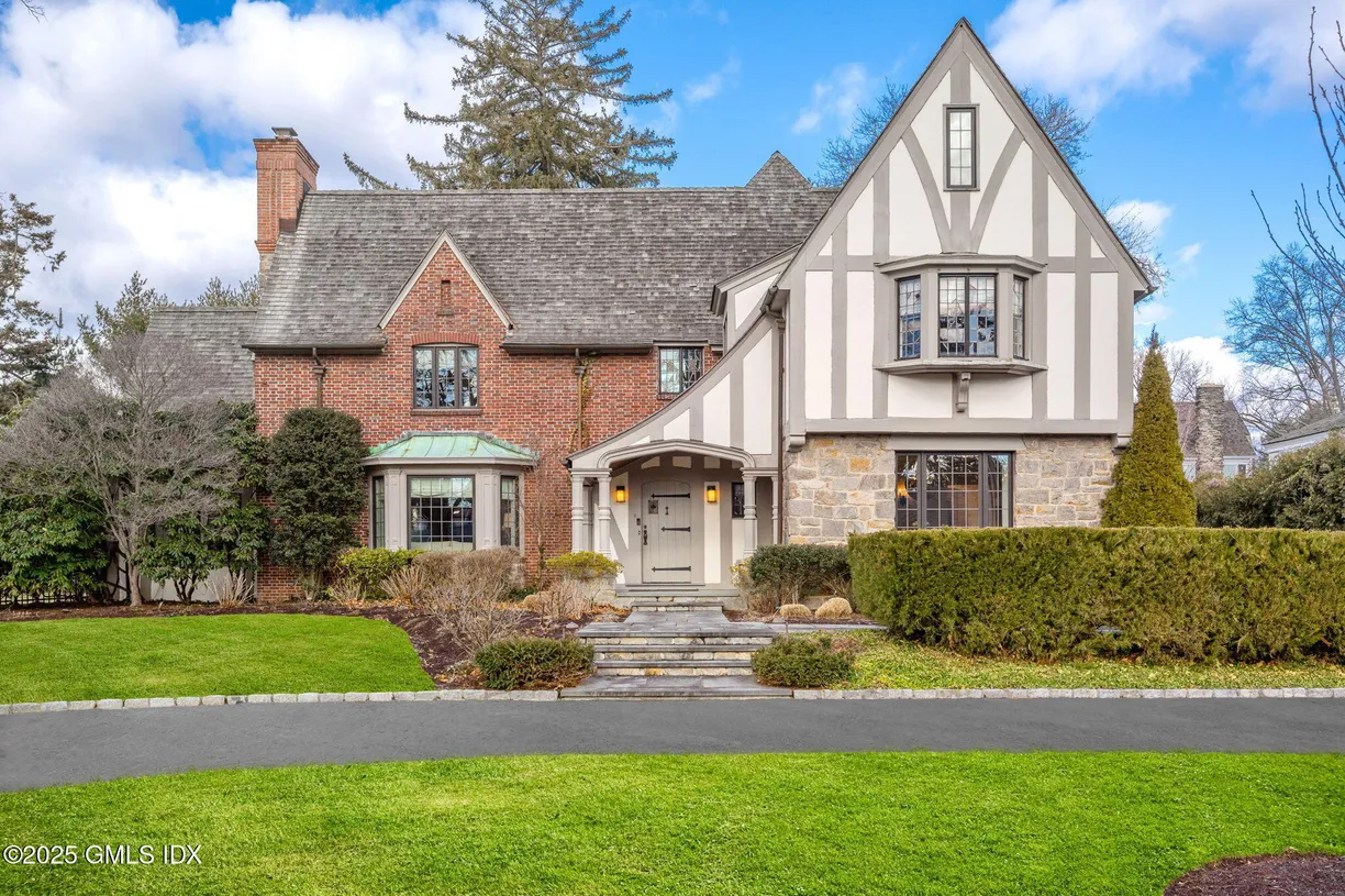 Greenwich Real Estate | View 3 Vista Avenue | 6 Beds, 4 Baths