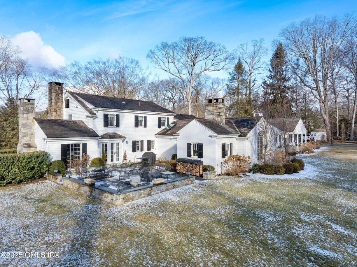 Greenwich Real Estate | View 647 Lake Avenue | 5 Beds, 4 Baths