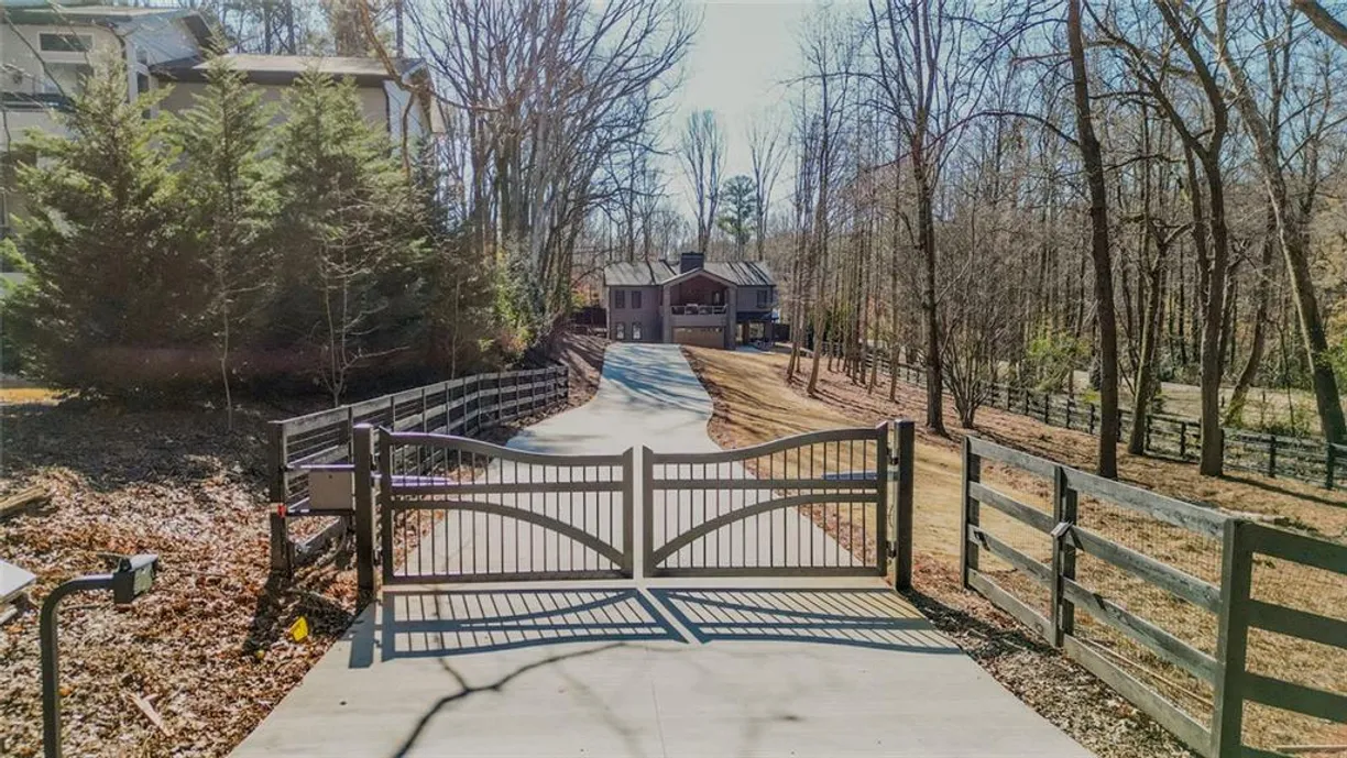 Savannah Real Estate | View 600 Jones Road | 5 Beds, 4 Baths