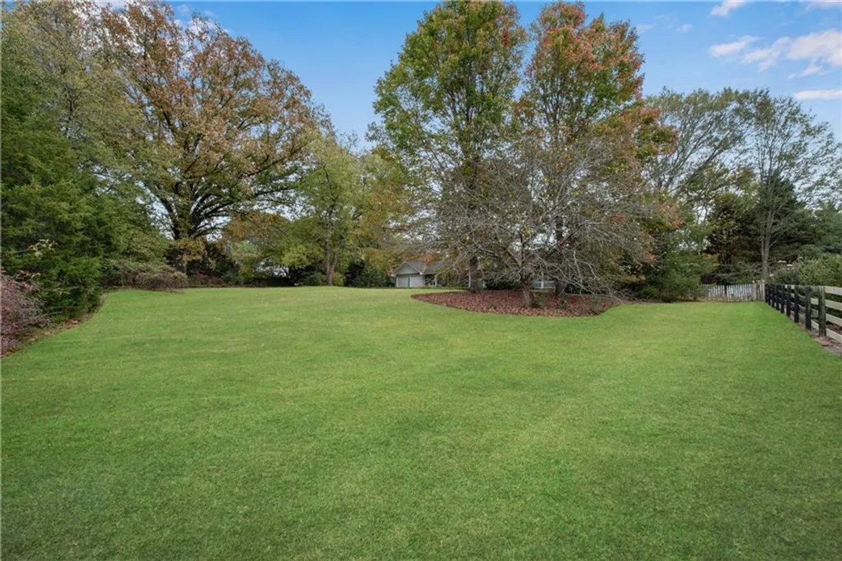 Savannah Real Estate | View 1395 Mid Broadwell Road | 3 Beds, 2 Baths