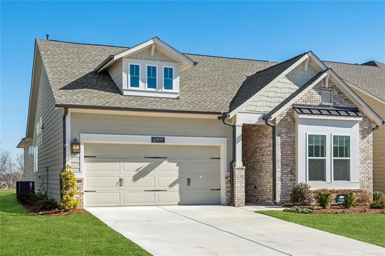 Savannah Real Estate | View 6909 River Rock Drive | 2 Beds, 2 Baths