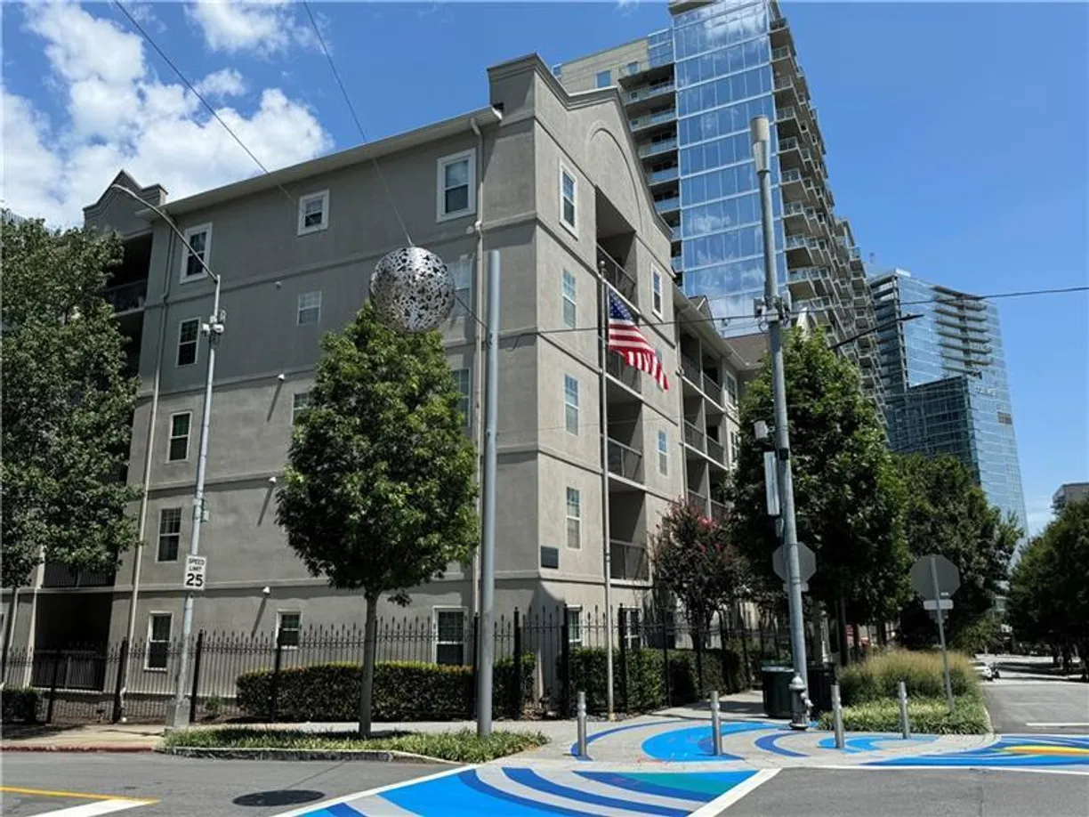 Savannah Real Estate | View 1075 Peachtree Walk, A121 | 2 Beds, 2 Baths