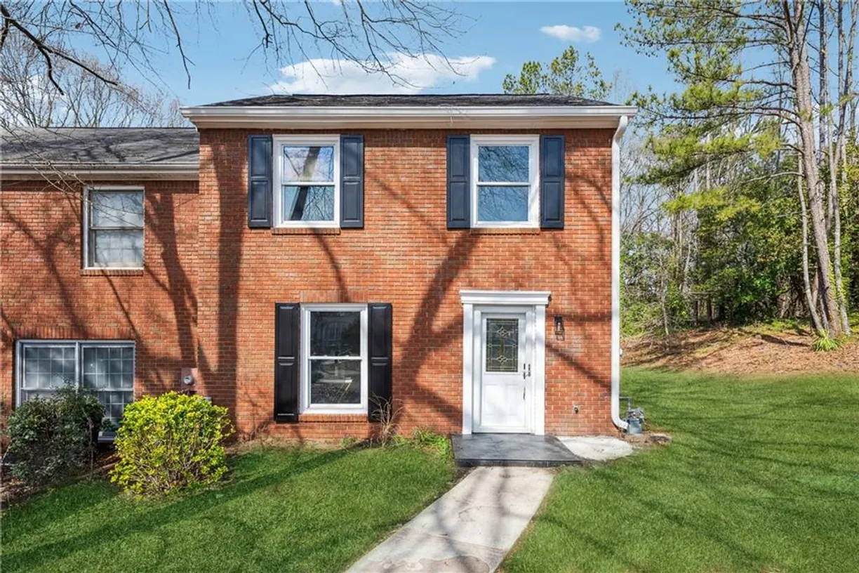 Savannah Real Estate | View 185 Willow Stream Court | 3 Beds, 2 Baths