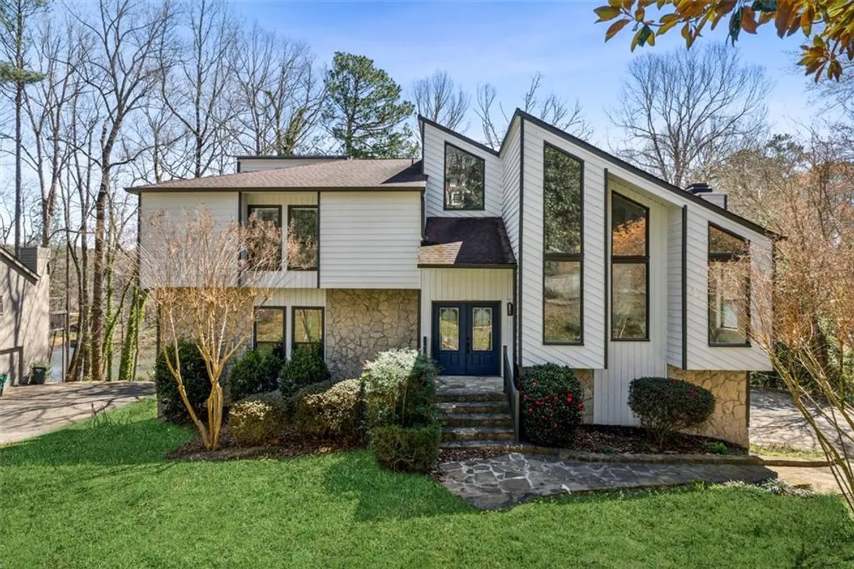 Savannah Real Estate | View 2724 LONG LAKE Drive | 4 Beds, 3 Baths