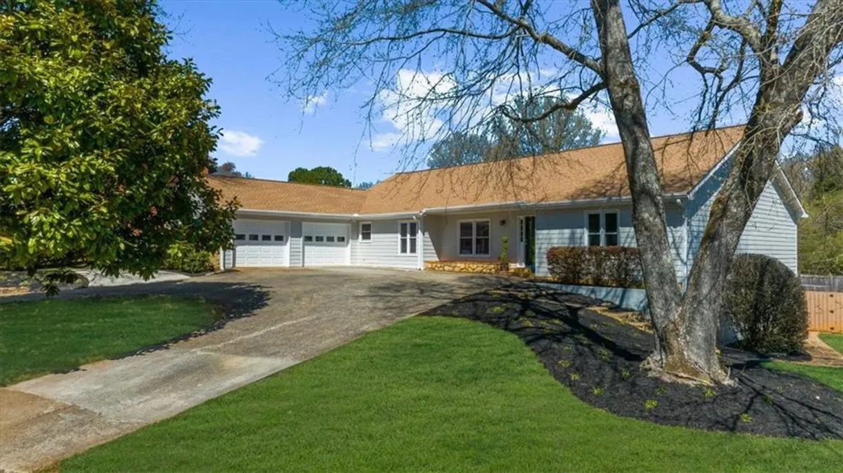 Savannah Real Estate | View 560 Saddle Creek Circle | 6 Beds, 3 Baths