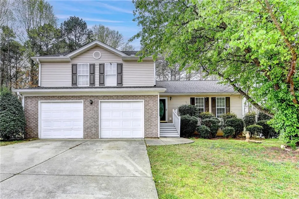 Savannah Real Estate | View 5880 April Drive | 5 Beds, 3 Baths