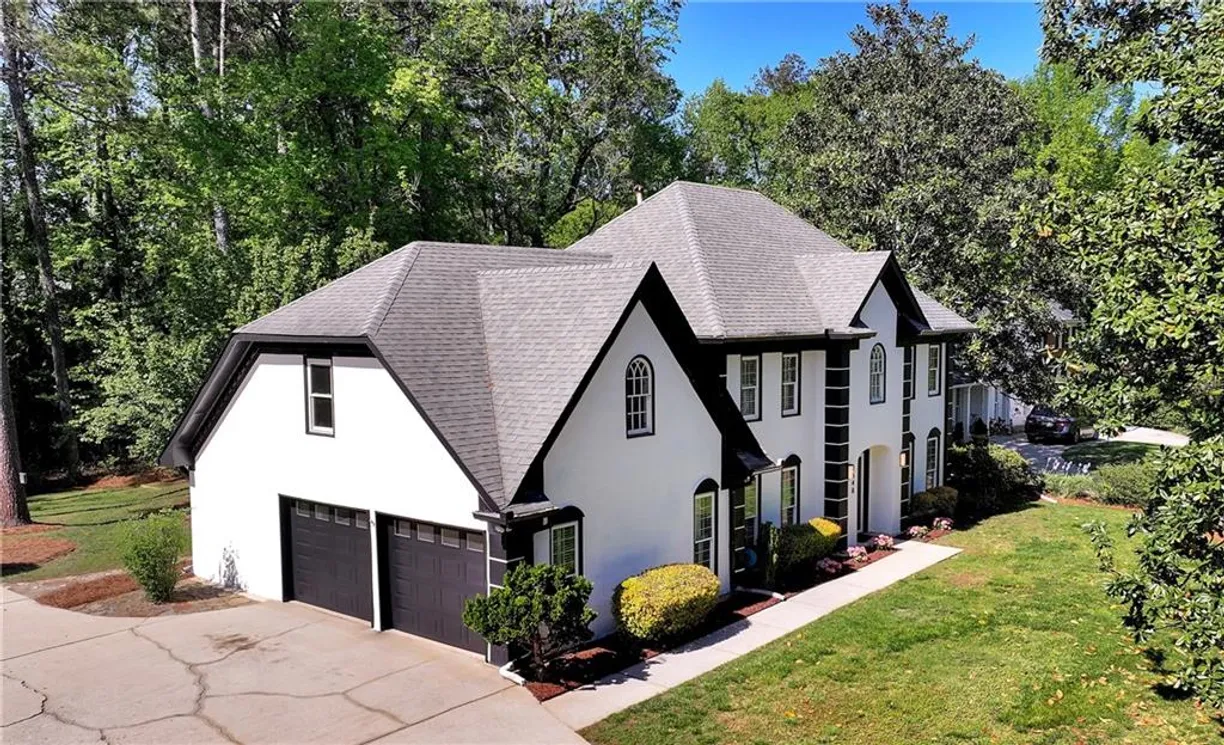 Savannah Real Estate | View 2648 Kenwood Drive | 5 Beds, 2 Baths