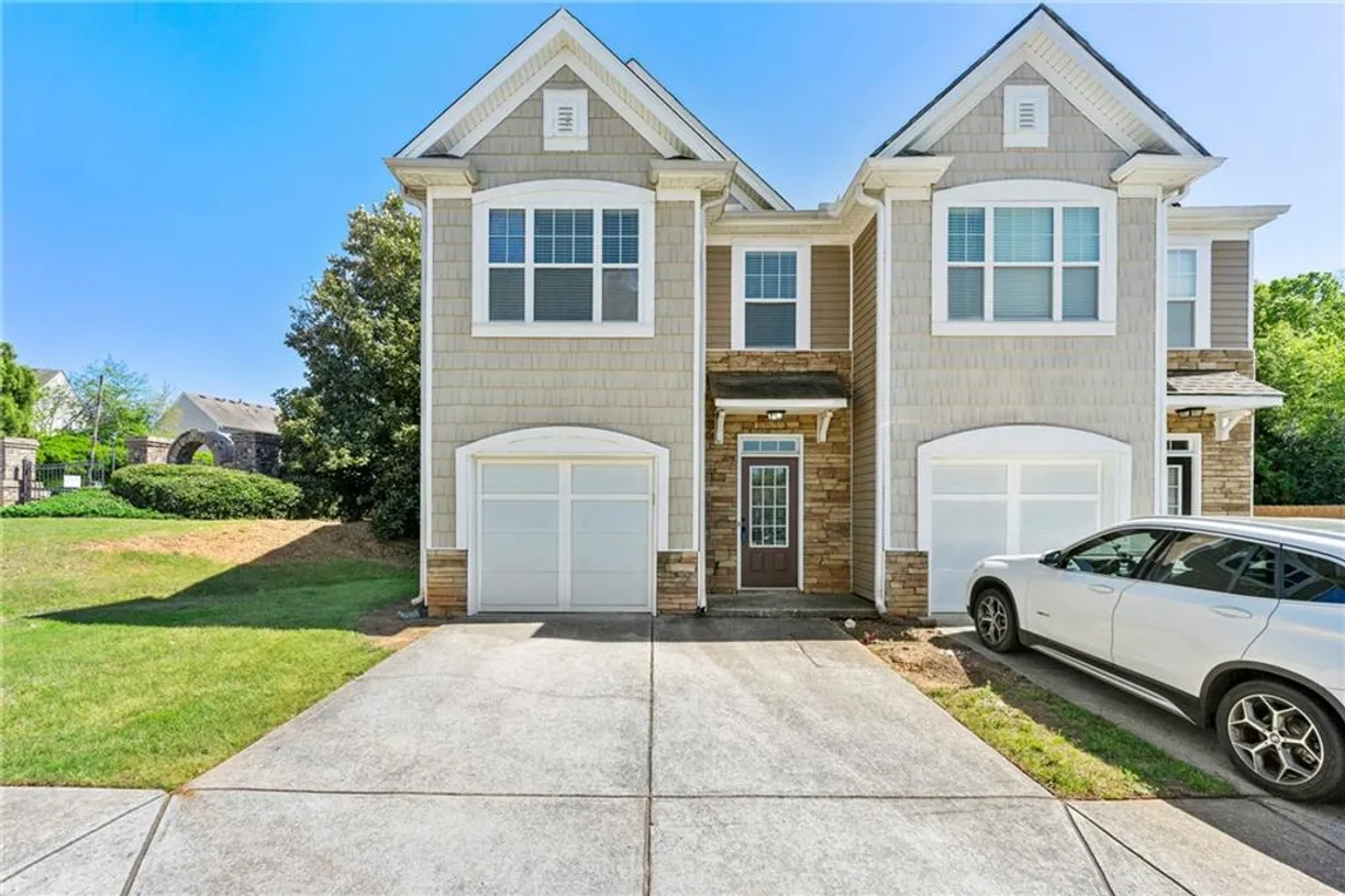 Savannah Real Estate | View 2060 Executive Drive | 3 Beds, 2 Baths