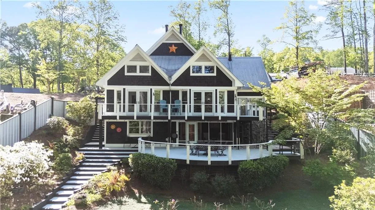 Savannah Real Estate | View 6255 Lakeview Drive | 4 Beds, 3 Baths