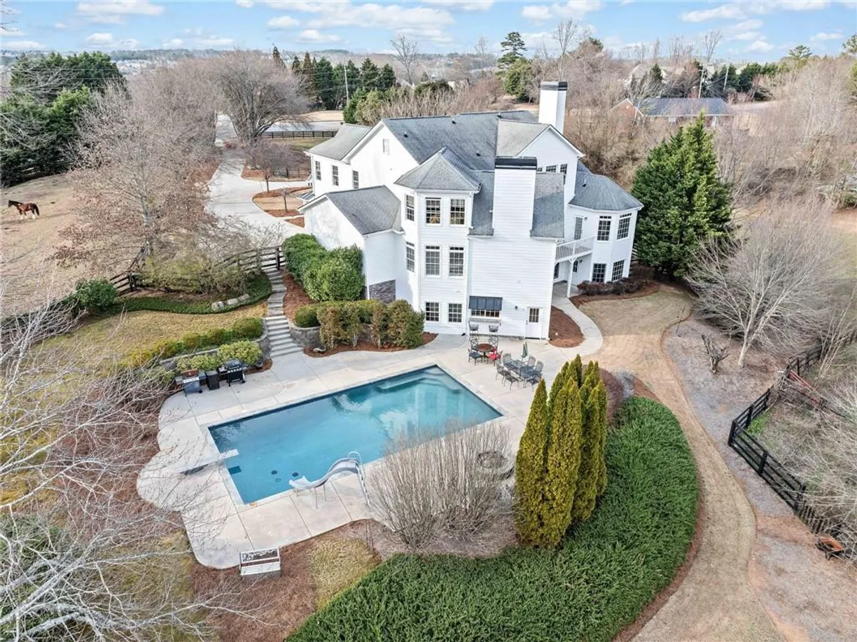 Savannah Real Estate | View 401 Nichols Drive | 6 Beds, 5 Baths