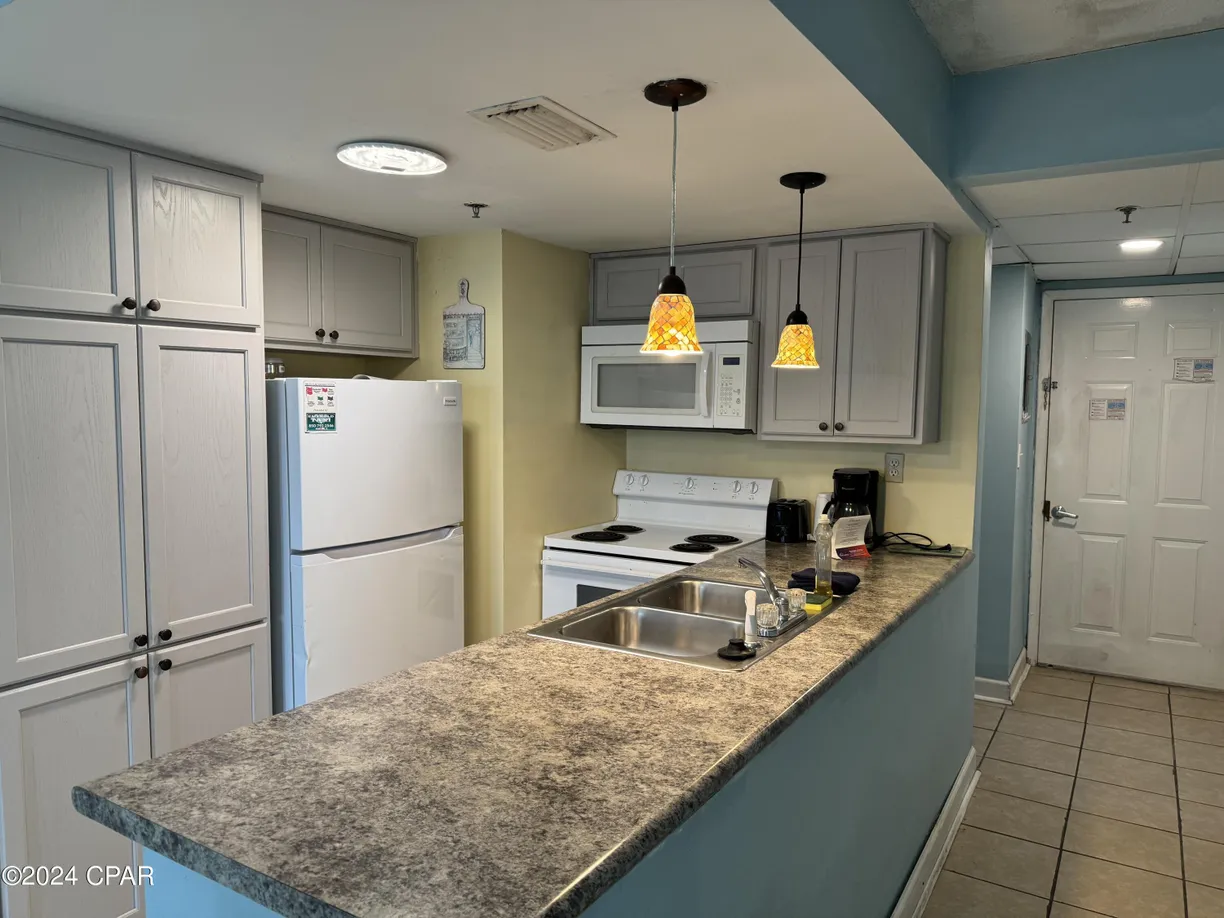 Northwest Florida Real Estate | View 9850 S Thomas Drive, 512E | 1 Bed, 1 Bath