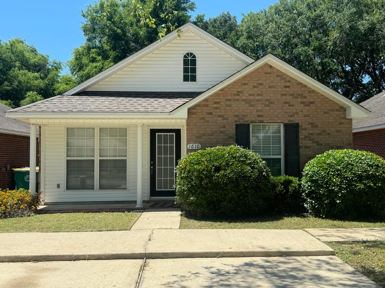 Northwest Florida Real Estate | View 1610 Chadwick Lane | 3 Beds, 2 Baths